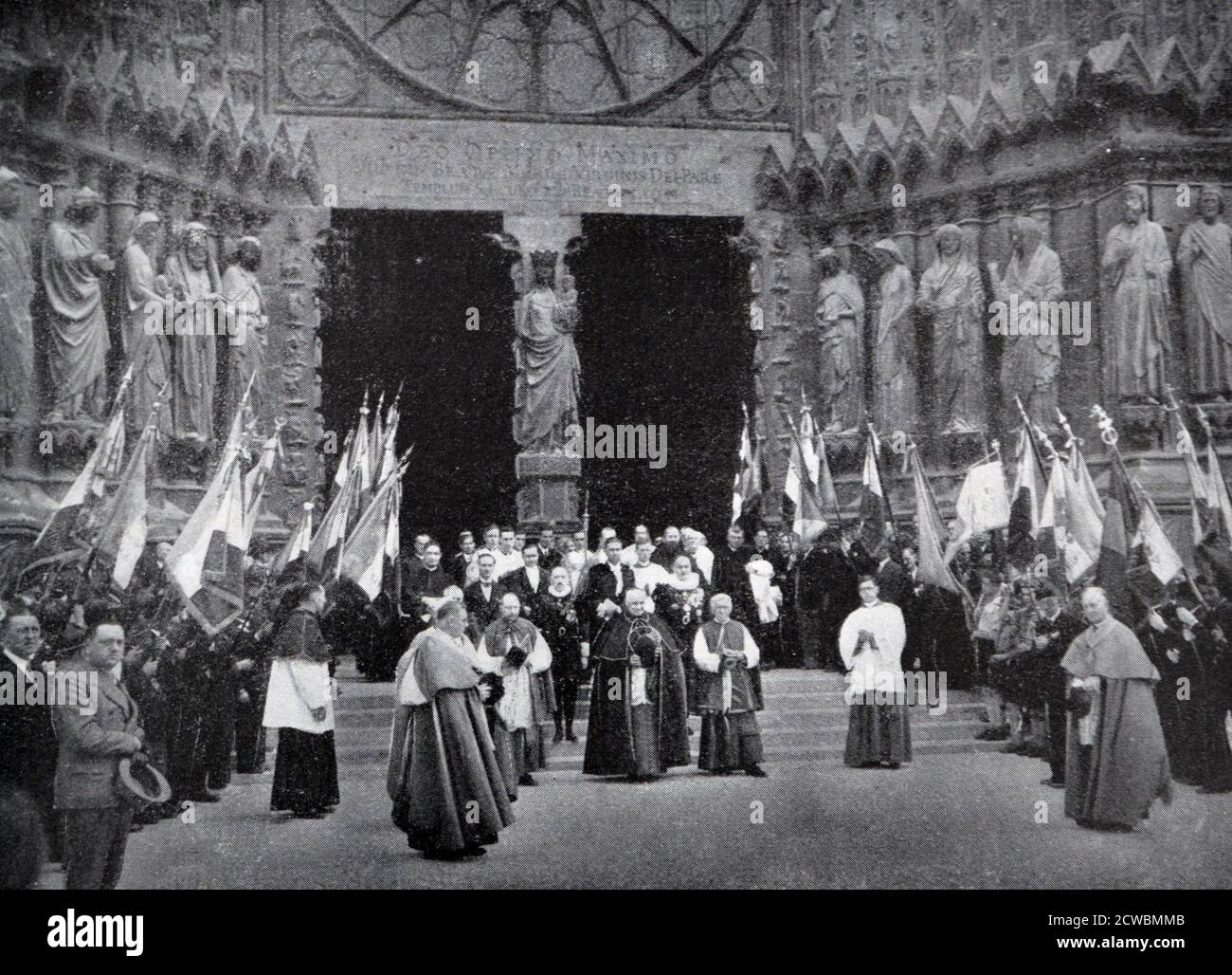 Photographie en noir et blanc d'une grande cérémonie religieuse à la cathédrale restaurée de Reims, célébrée par l'archevêque de Reims, le Cardinal Suhard, juillet 1938. Banque D'Images