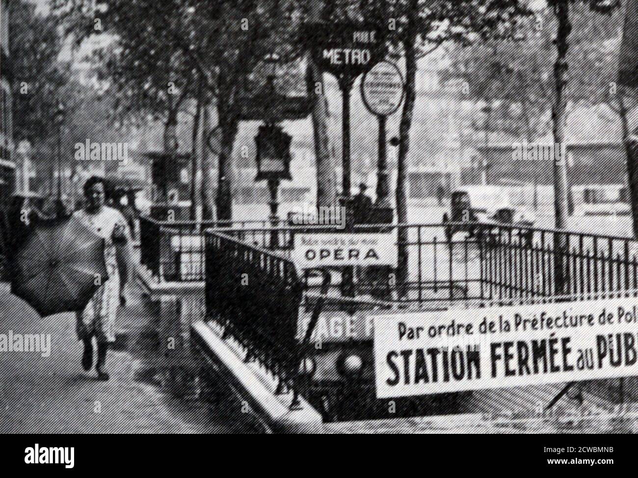 Photographie en noir et blanc des premiers jours de la guerre à Paris; une station de métro fermée. Banque D'Images