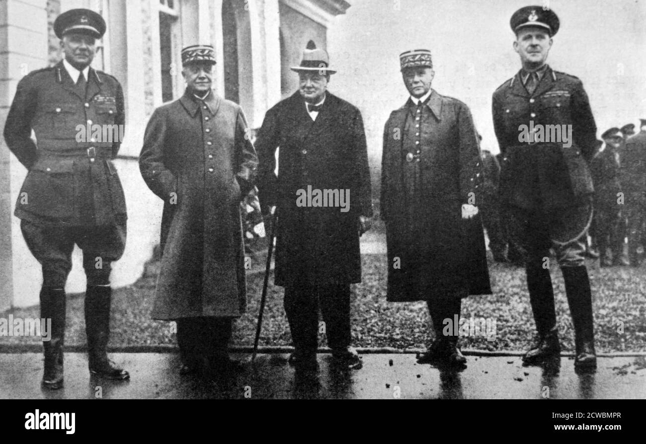 Photographie en noir et blanc du Premier ministre britannique Winston Churchill (1874-1965) avec les généraux français Alphonse Georges (1875-1951) et Maurice Gamelin (1872-1958), et le général britannique Edmund Ironside (1880-1959) Banque D'Images