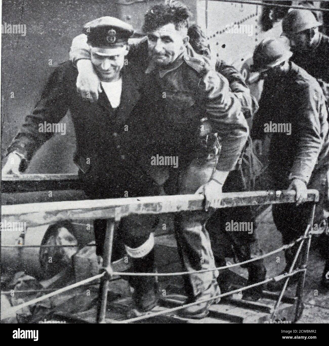 Photographie en noir et blanc de la bataille de France, mai-juin 1940; des soldats évacués de Dunkerque débarquent en Angleterre. Banque D'Images