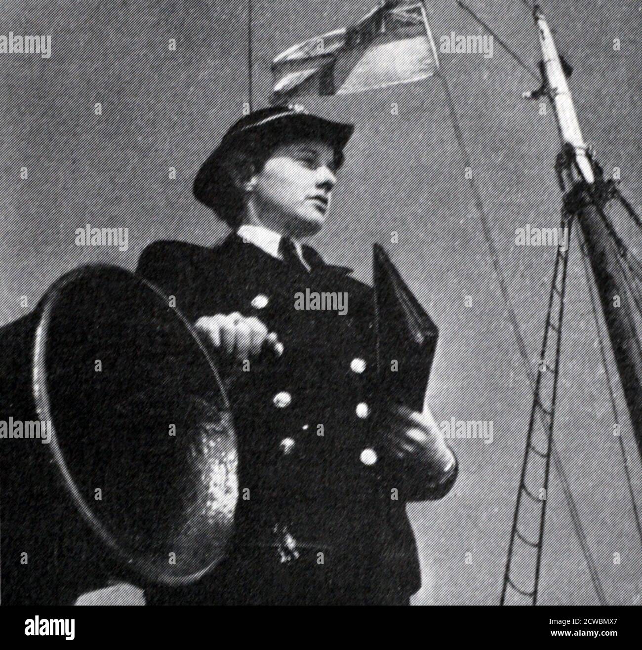 Photographie en noir et blanc de l'Angleterre au travail malgré les raids de bombardement allemands pendant la bataille d'Angleterre pendant la Seconde Guerre mondiale (1939-1945); avions de l'Armée de l'Air royale dans le ciel. Banque D'Images