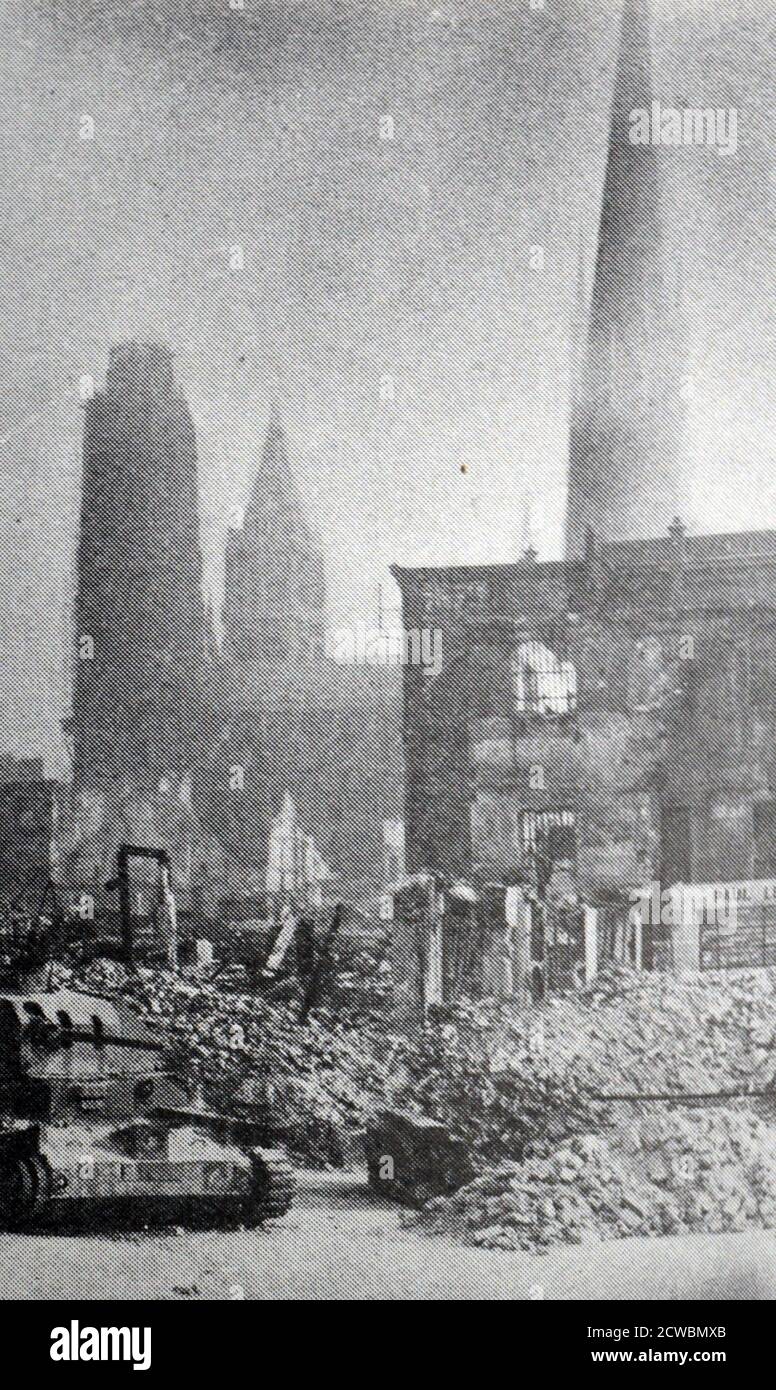 Photographie en noir et blanc de la France pendant la Seconde Guerre mondiale (1939-1945) avant l'armistice signé avec l'Allemagne; un char traversant une ville en ruines. Banque D'Images