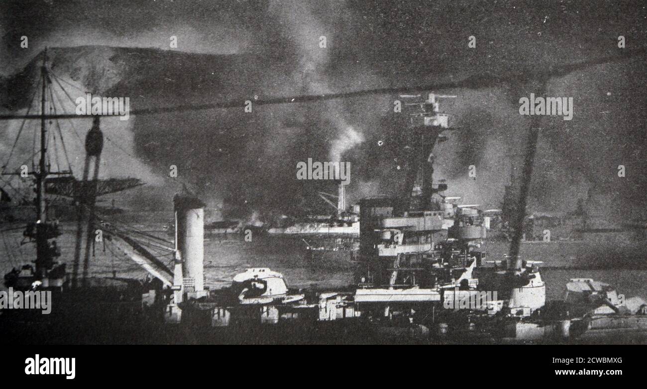 Photographie en noir et blanc de la France pendant la Seconde Guerre mondiale (1939-1945); drame douloureux en mer près d'El Kebir; bombardement et naufrage de la flotte française par la Royal Navy and Air Force britannique, 3 juillet 1940. Banque D'Images