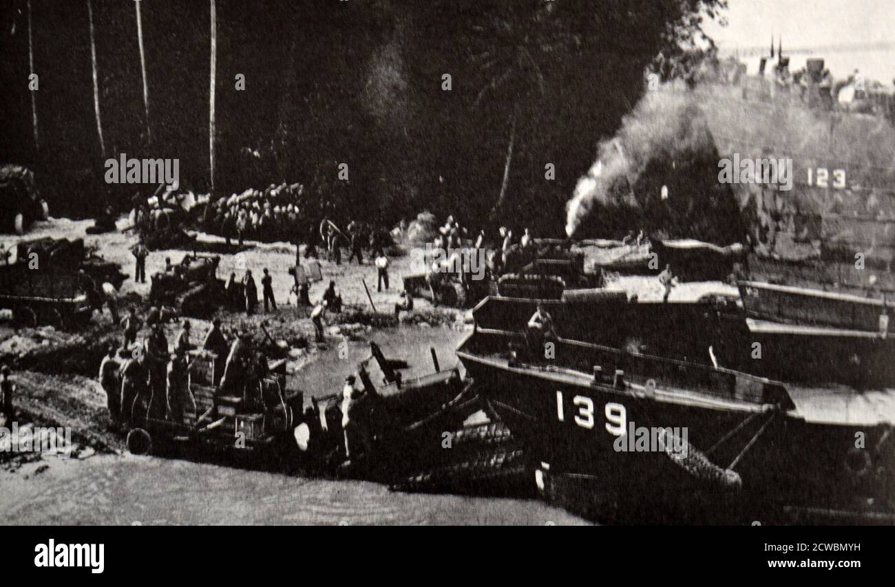 Photographie en noir et blanc de la Seconde Guerre mondiale (1939-1945); les troupes américaines débarquent avec leur équipement aux Philippines. Banque D'Images