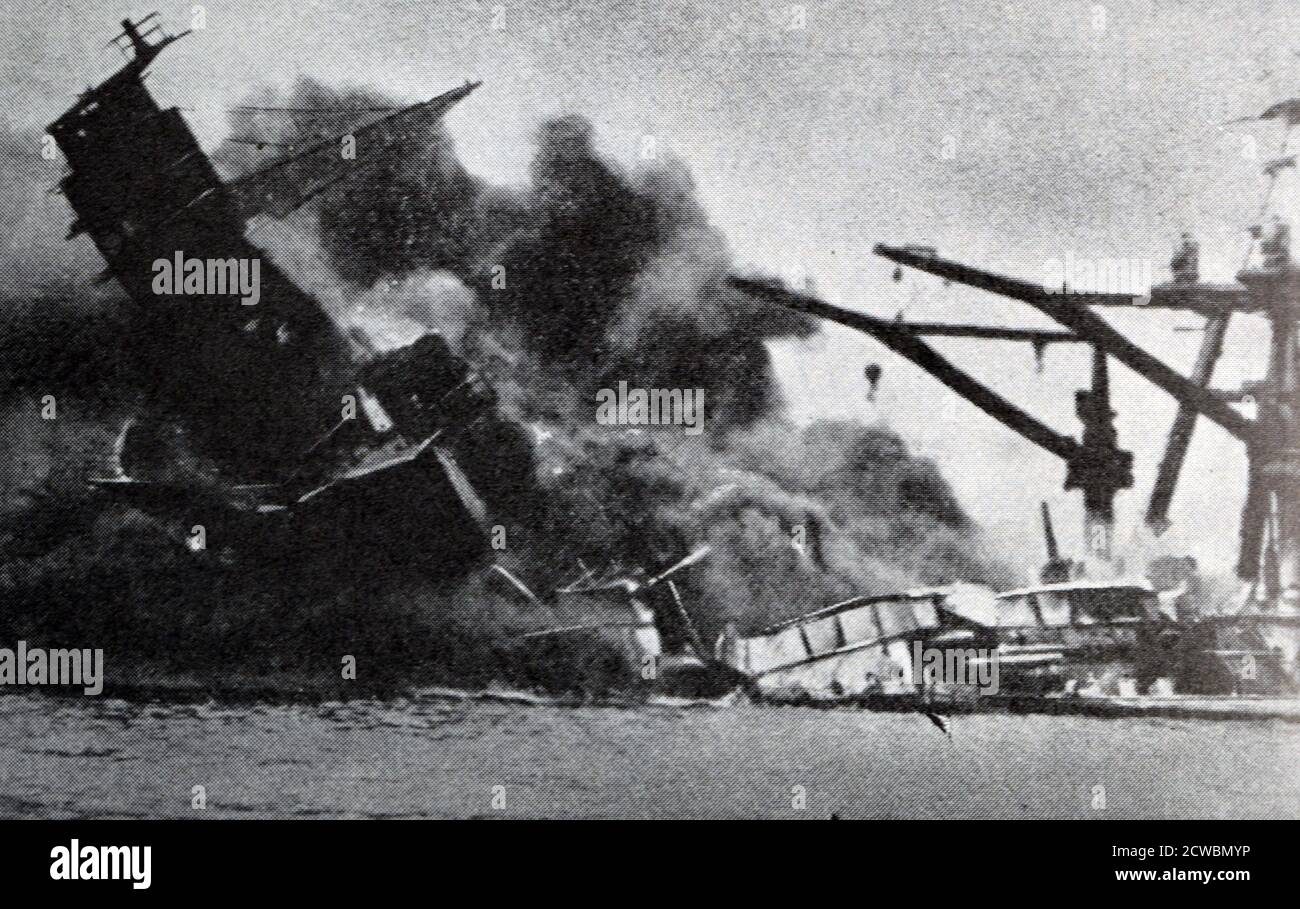 Photographie en noir et blanc de la Seconde Guerre mondiale (1939-1945); la destruction de l'USS Arizona lors de l'attaque surprise de l'Empire du Japon sur la base navale américaine de Pearl Harbor Hawaii le 7 décembre 1941. L'attaque a conduit les États-Unis à déclarer la guerre au Japon et à entrer dans la Seconde Guerre mondiale Banque D'Images