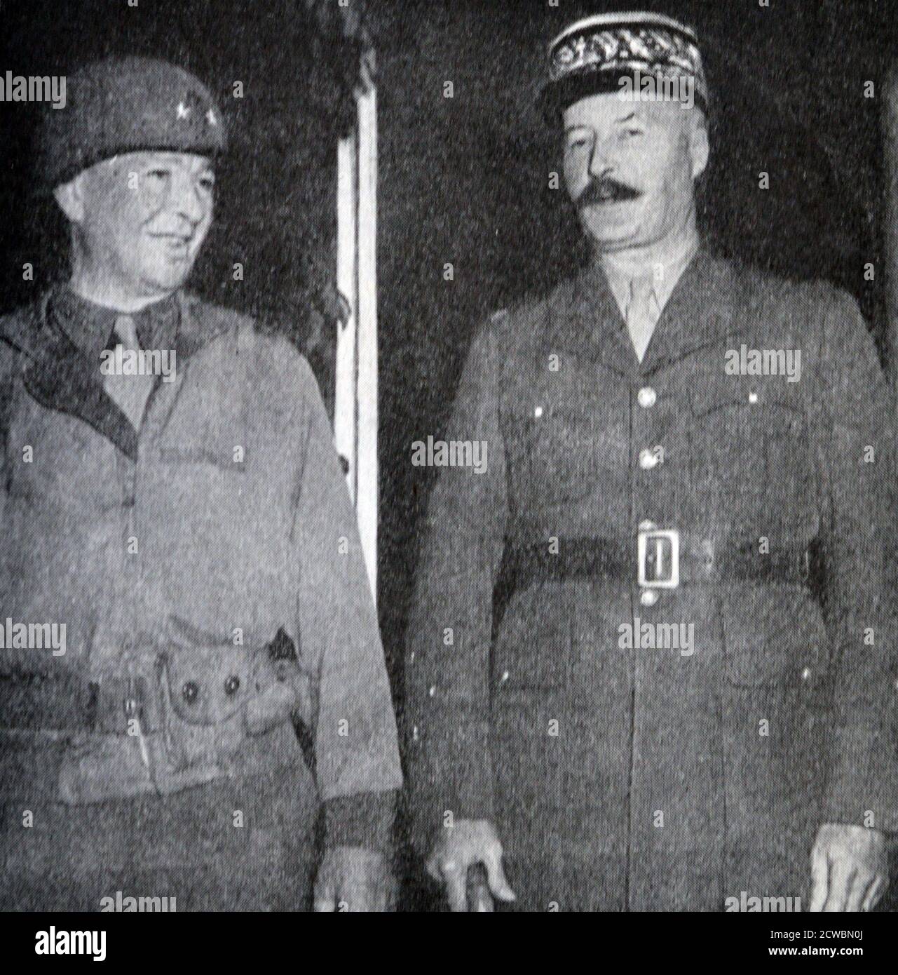 Photographie en noir et blanc de la Seconde Guerre mondiale (1939-1945); général français Henri Giraud (1879-1949) et général américain sans nom, éventuellement Lloyd Fredendall (1883-1963) à Alger en 1942. Banque D'Images