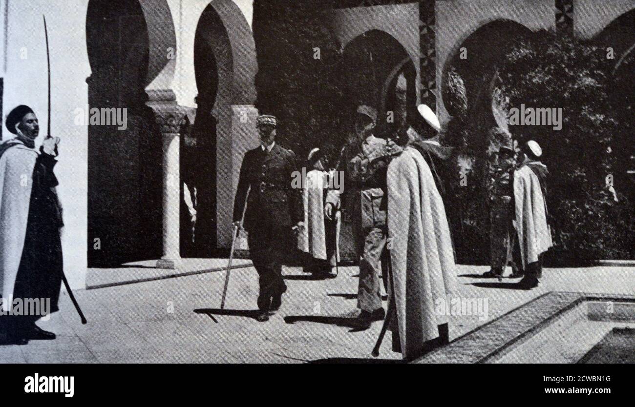 Photographie en noir et blanc de la Seconde Guerre mondiale (1939-1945); les généraux français Henri Giraud (1879-1949) et Charles de Gaulle (1890-1970) arrivent au Palais de l'est à Alger, le 30 mai 1943. Banque D'Images