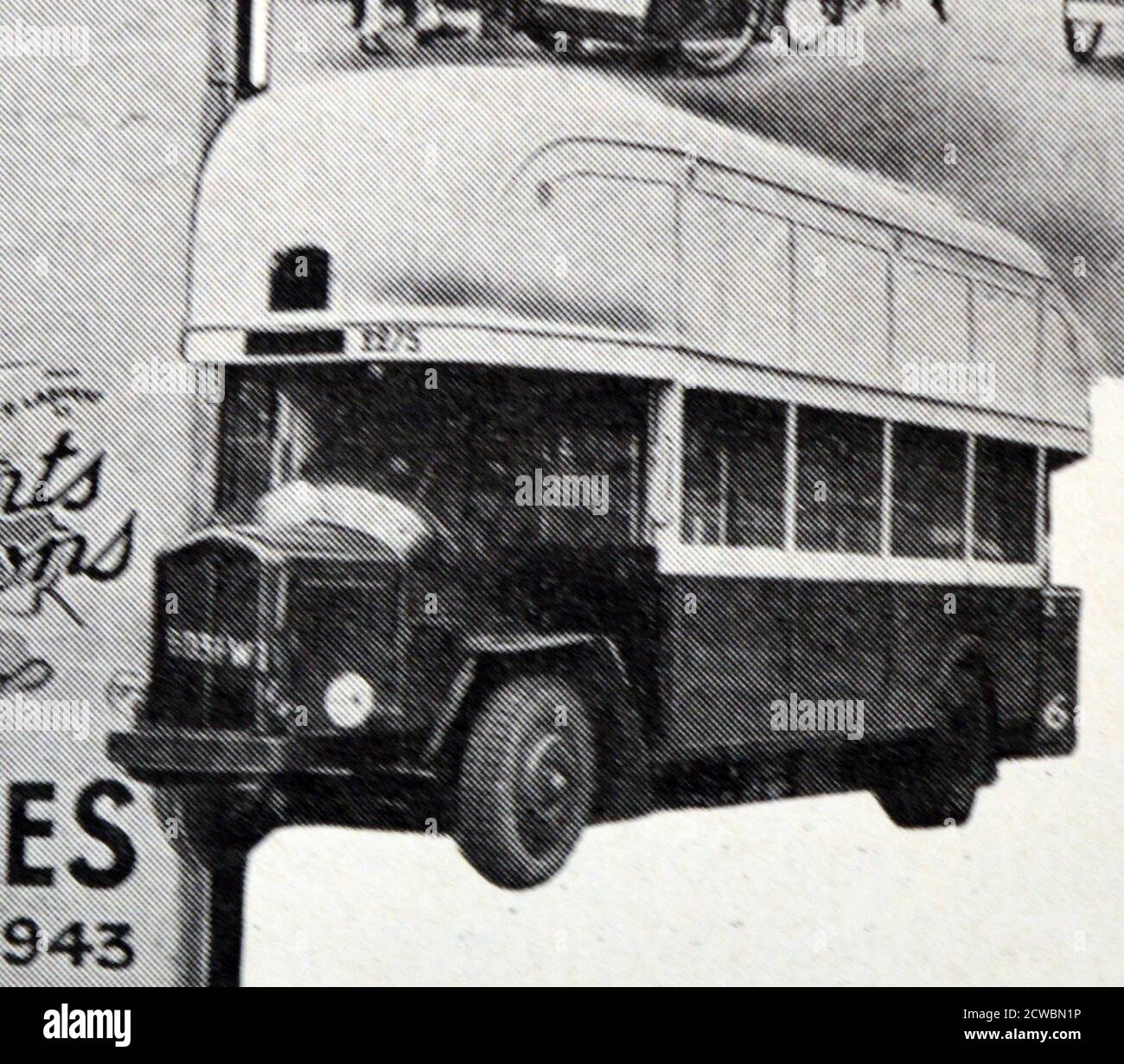 Photographie en noir et blanc de la Seconde Guerre mondiale (1939-1945) montrant certains aspects de la vie quotidienne dans le Paris occupé par l'Allemagne, un bus public à essence. Banque D'Images