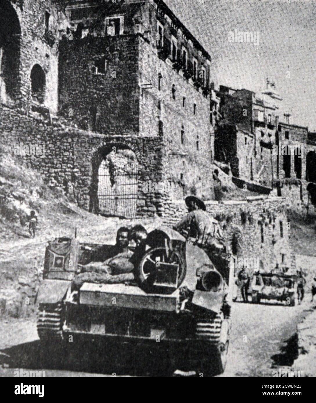 Photographie en noir et blanc de la Seconde Guerre mondiale (1939-1945) montrant des chars britanniques entrant dans Messine, où ils ont Uni leurs forces avec les troupes américaines le 17 août 1943. Banque D'Images