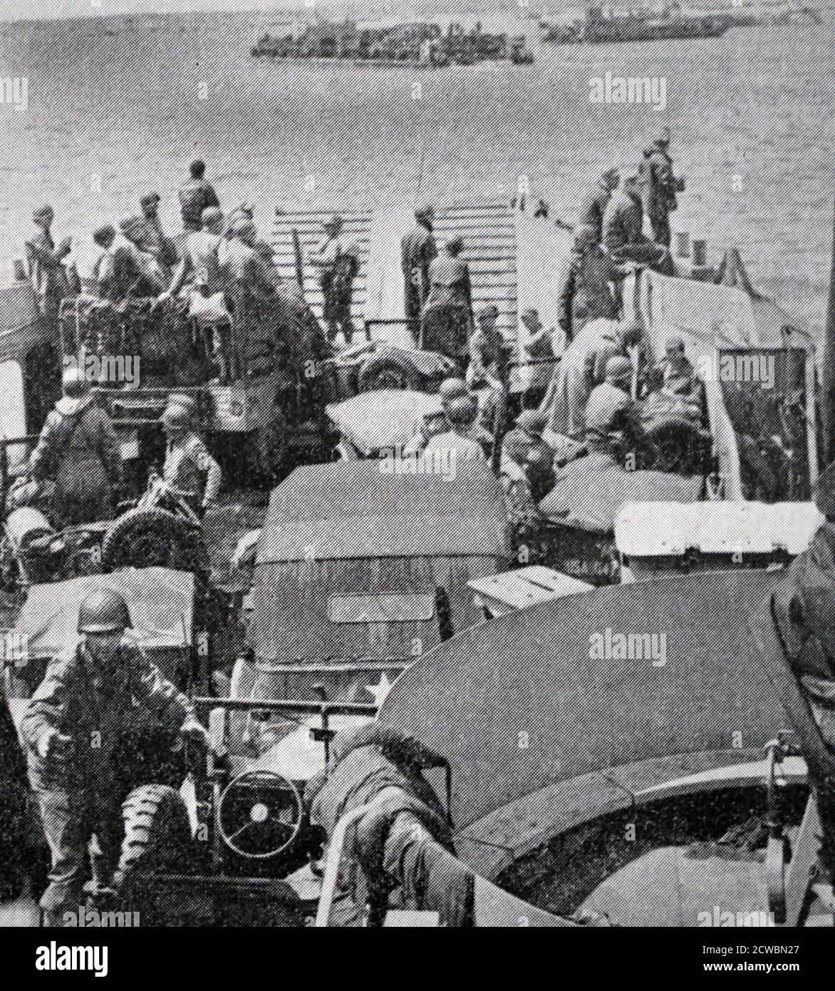 Photographie en noir et blanc de la Seconde Guerre mondiale (1939-1945) montrant des images de l'invasion de la Normandie par les alliés en mer le jour J, 6 juin 1944; arrivée de renforts américains. Banque D'Images