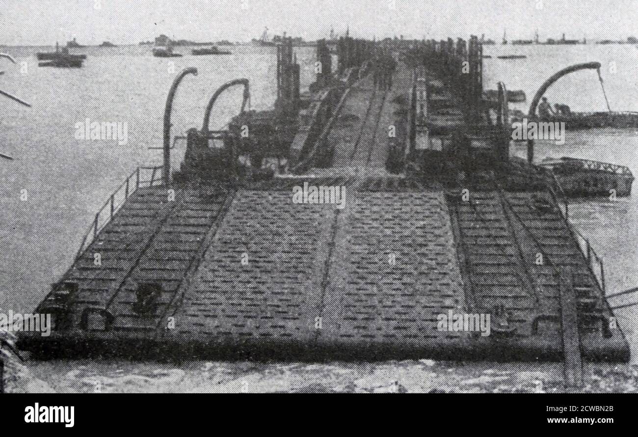 Photographie en noir et blanc de la Seconde Guerre mondiale (1939-1945) montrant l'image du port de fortune créé dans la ville normande d'Arromanches; un quai d'atterrissage artificiel. Banque D'Images
