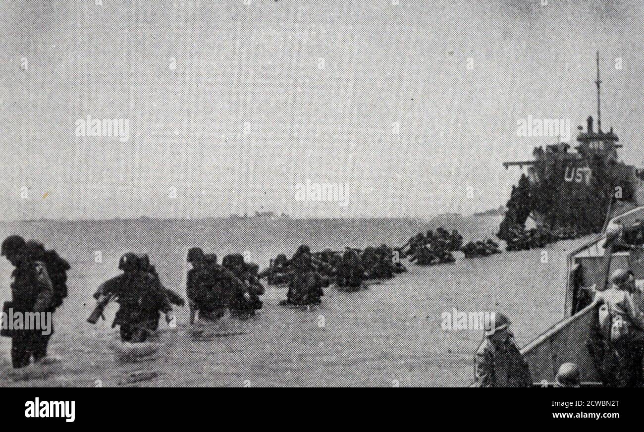 Photographie en noir et blanc de la Seconde Guerre mondiale (1939-1945) montrant des images de l'invasion de la mer par les alliés en Normandie le jour J, 6 juin 1944; les premiers contingents alliés gagnent les plages. Banque D'Images