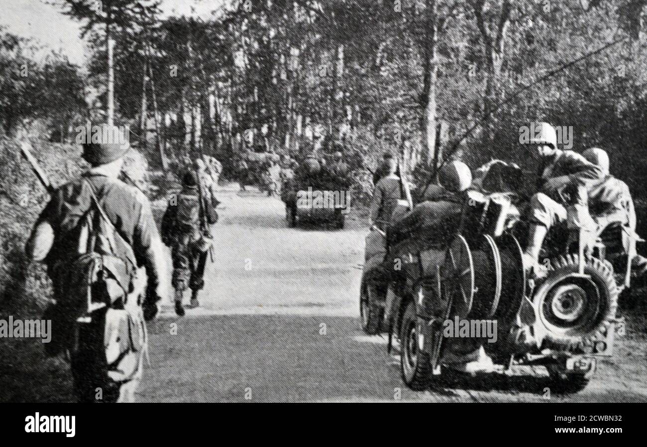 Photographie en noir et blanc de la Seconde Guerre mondiale (1939-1945) montrant l'infanterie et les chars américains sur la route de Saint-Lo. Banque D'Images