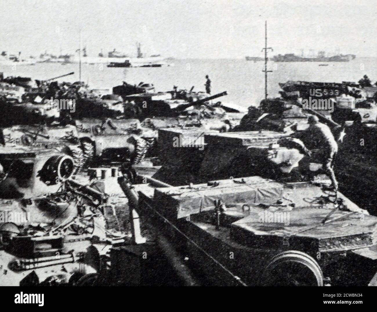 Photographie en noir et blanc de la Seconde Guerre mondiale (1939-1945) montrant l'équipement militaire américain arrivant à Cherbourg. Banque D'Images