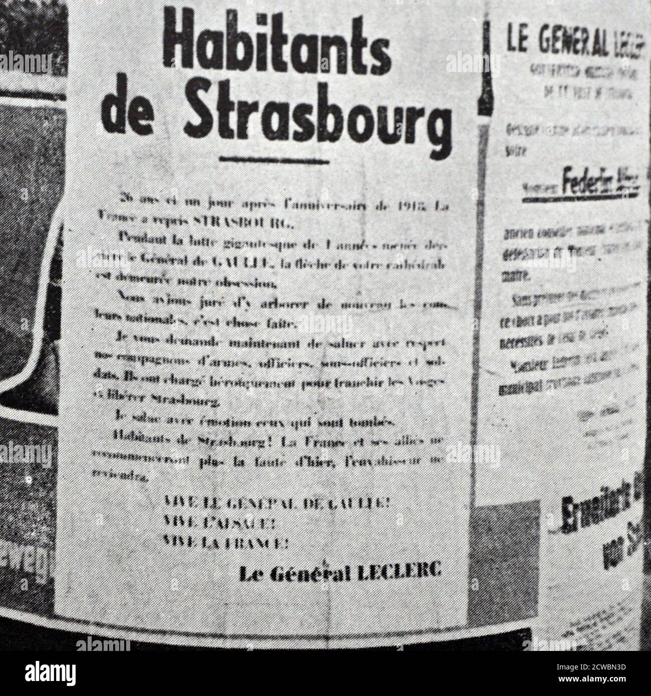 Photographie en noir et blanc de la Seconde Guerre mondiale (1939-1945) montrant une affiche contenant une proclamation de la victoire du général français Philippe Leclerc (1902-1947) aux habitants d'un Strasbourg libéré. Banque D'Images