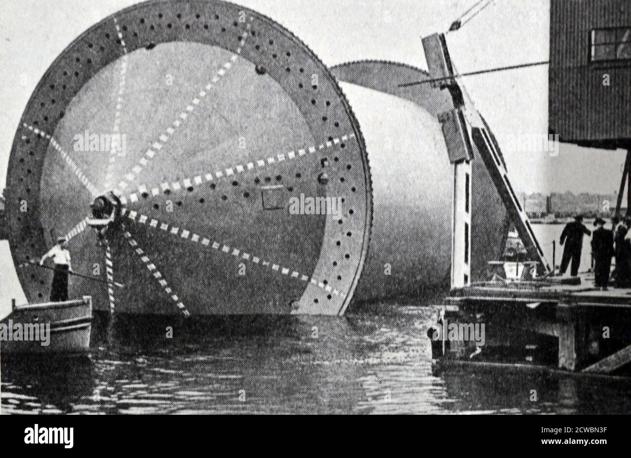 Photographie en noir et blanc de la Seconde Guerre mondiale (1939-1945) montrant l'opération Pluton, une opération effectuée par des ingénieurs britanniques pour poser des tuyaux d'huile sur le lit de mer à travers la Manche; une photographie de l'un des énormes dispositifs utilisés pour poser le pipeline. Banque D'Images
