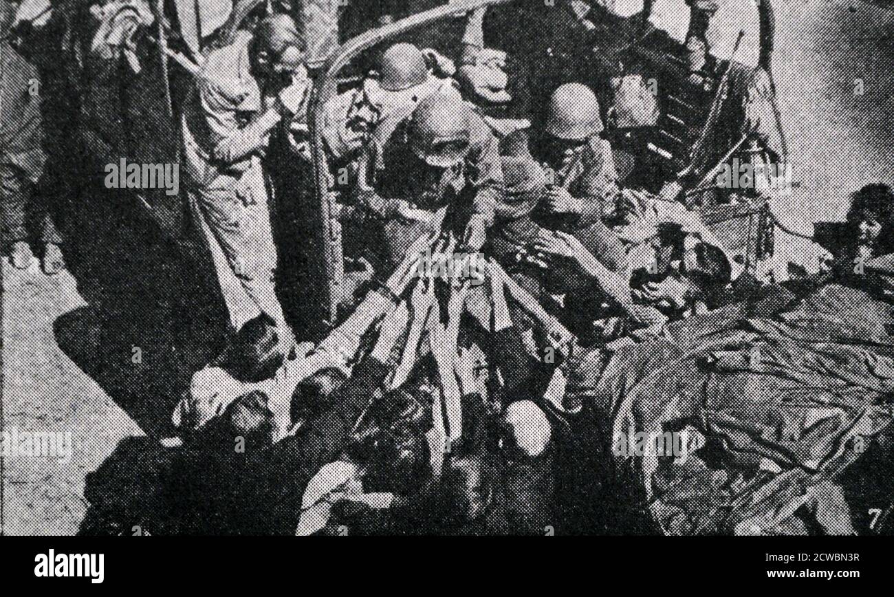 Photographie en noir et blanc de la Seconde Guerre mondiale (1939-1945) montrant des images de la libération de Paris en 1944; les soldats américains en camion sont accueillis avec enthousiasme par le peuple parisien. Banque D'Images