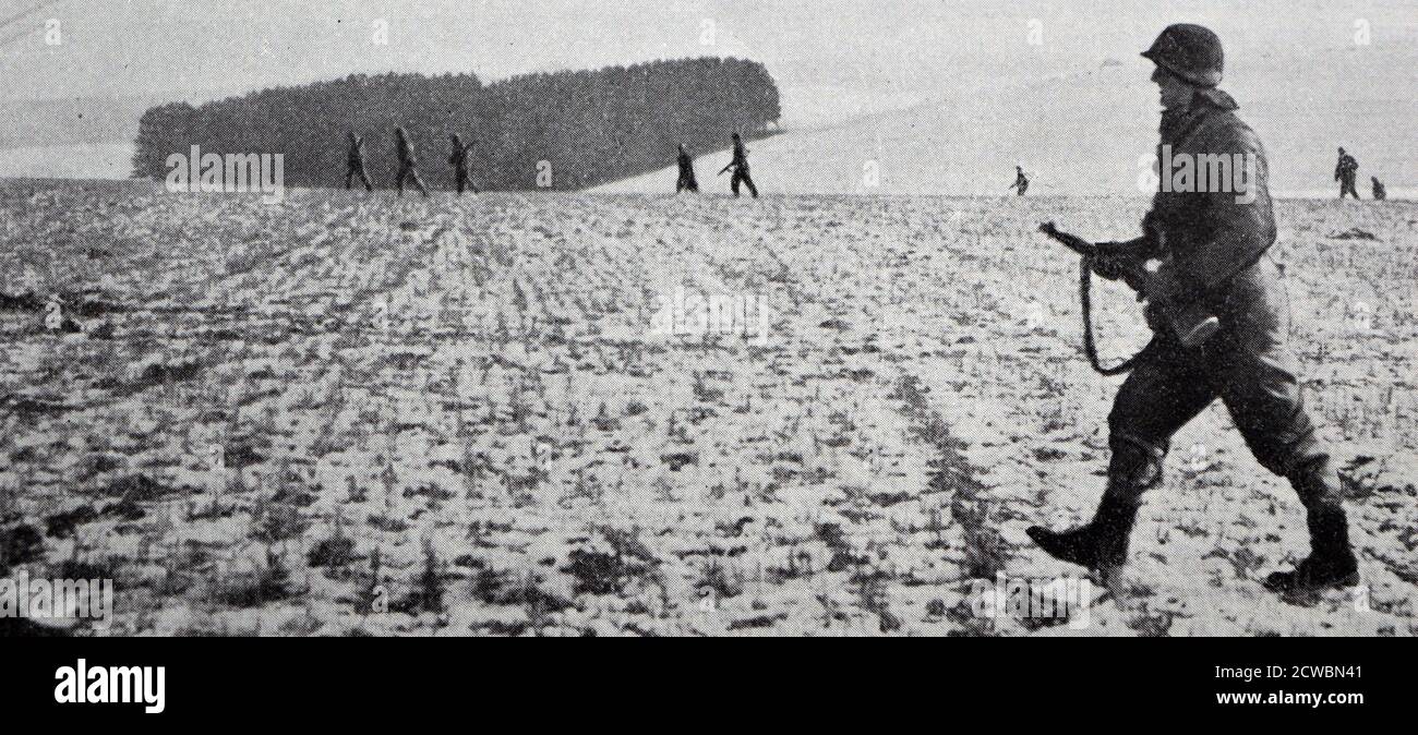 Photographie en noir et blanc de la Seconde Guerre mondiale (1939-1945) montrant l'infanterie américaine à Batogne se préparant à l'offensive allemande en décembre 1944. Banque D'Images