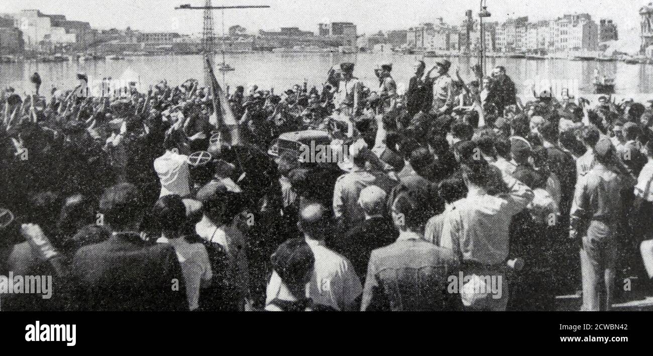 Photographie en noir et blanc de la Seconde Guerre mondiale (1939-1945) montrant l'image du débarquement allié en Provence en 1944; le général français Jean de Lattre de Tassigny (1889-1952), commandant de la première Armée française, est acclamé par une foule dans le Vieux Port de Marseille. Banque D'Images
