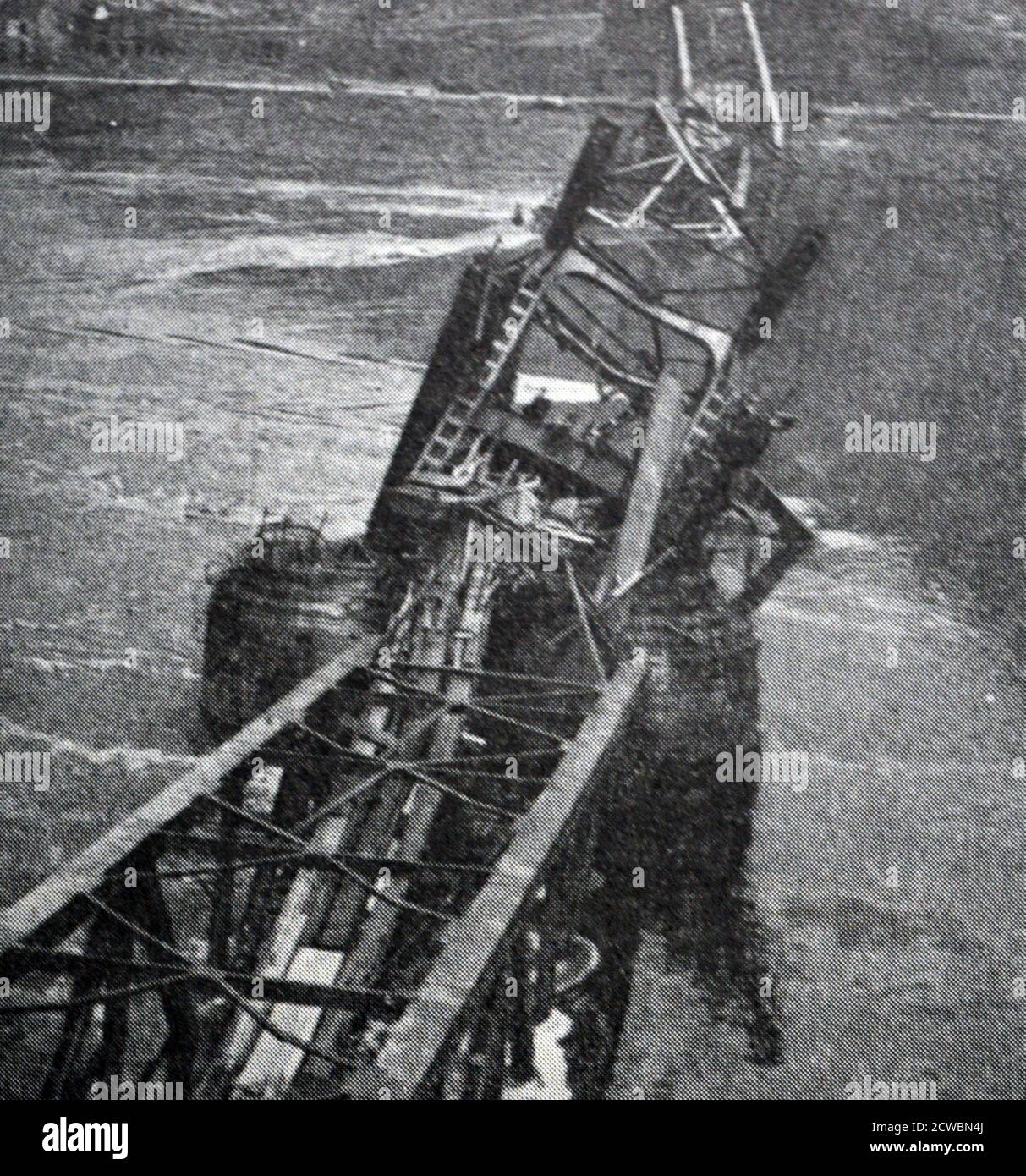 Photographie en noir et blanc de la Seconde Guerre mondiale (1939-1945) montrant le pont Ludendorff sur le Rhin à la ville allemande de Remagen; le pont s'est effondré le 17 mars 1945 tuant 33 militaires américains. Banque D'Images