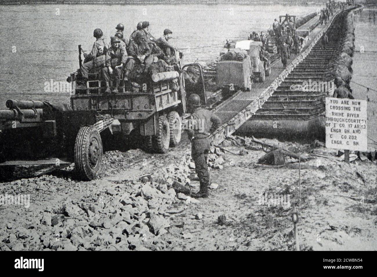 Photographie en noir et blanc de la Seconde Guerre mondiale (1939-1945) montrant un pont de ponton créé par des ingénieurs américains sur le Rhin en un temps record de six heures et demie. Banque D'Images