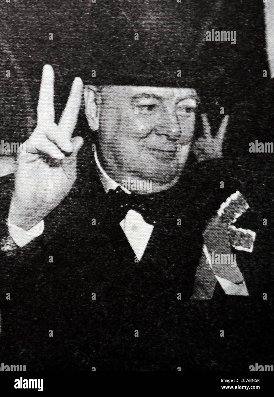 Photographie en noir et blanc des hommes d'État britanniques ; le Premier ministre britannique Sir Winston Churchill (1874-1965) donne le V signe de la victoire. Banque D'Images