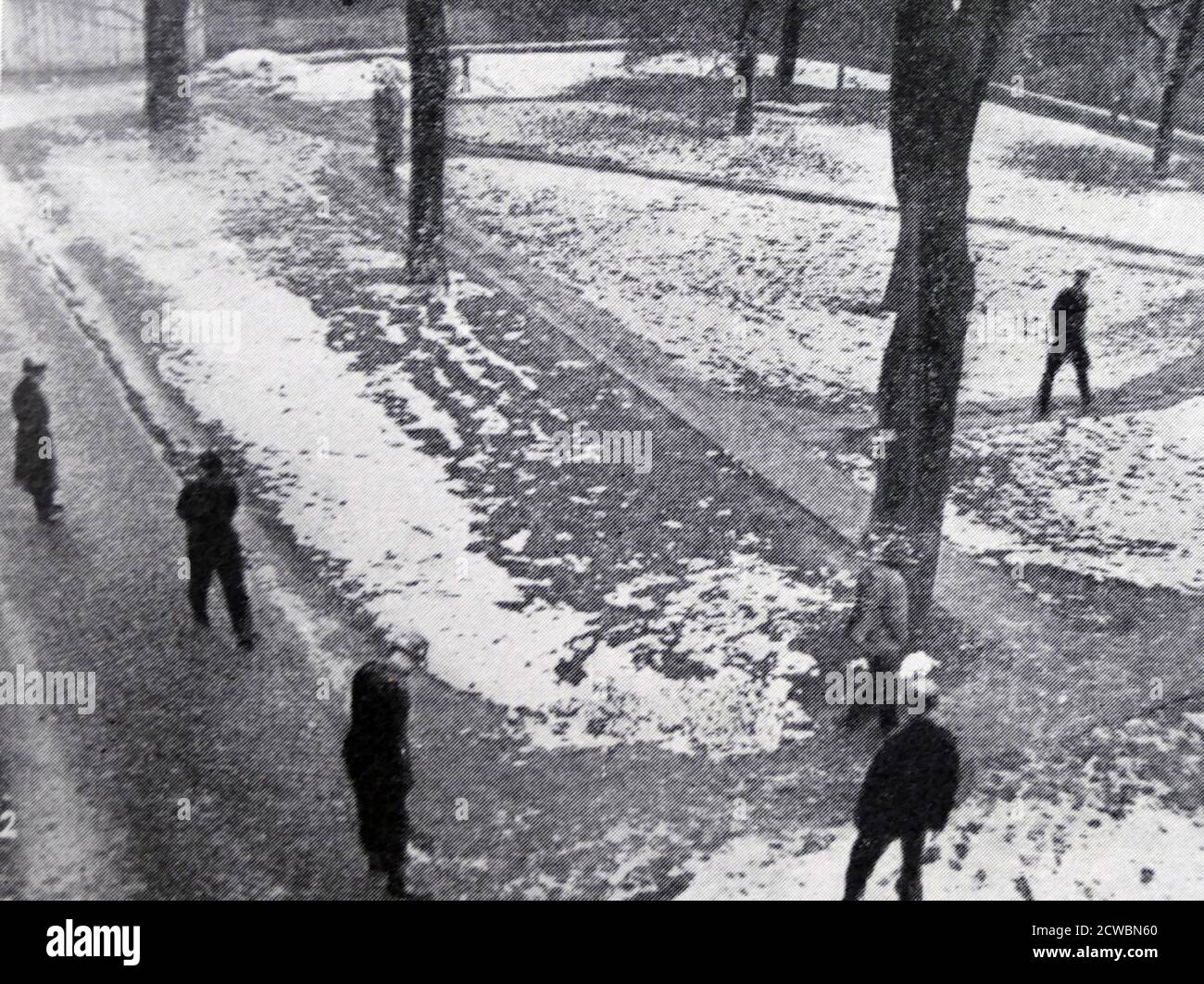 Photographie en noir et blanc de la Seconde Guerre mondiale (1939-1945) montrant des images relatives au procès de Nuremberg, la plus grande accusation de l'histoire, et qui a commencé en novembre 1945; prisonniers marchant dans la cour de la prison pour l'exercice. Banque D'Images