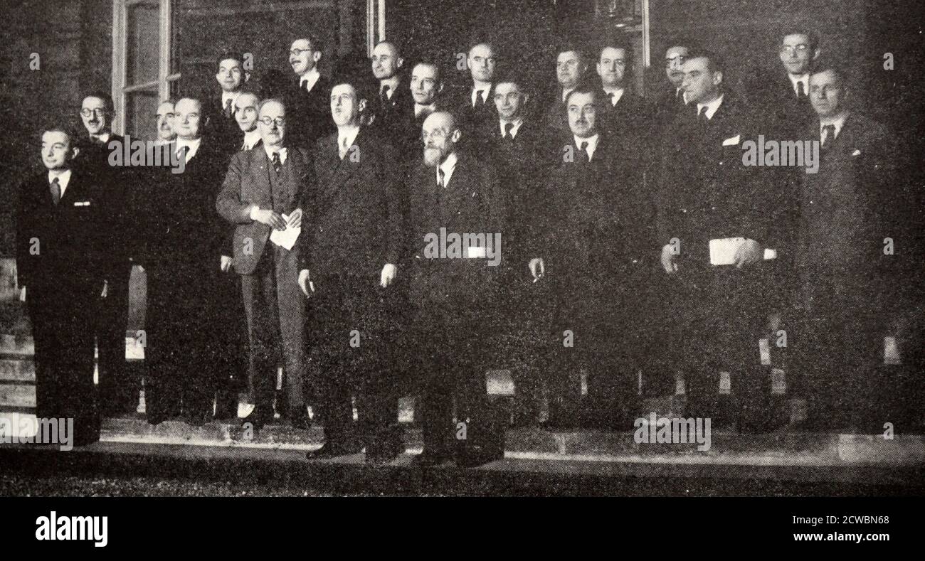 Photographie en noir et blanc du Conseil des Ministres français avec le général Charles de Gaulle (1890-1970), Chef du Gouvernement français provisoire. Banque D'Images