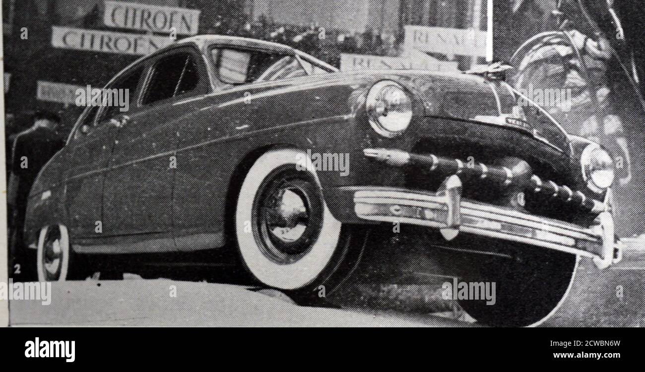 Photographie en noir et blanc d'images relatives à l'automobile au milieu du siècle; la Ford Vedette. Banque D'Images