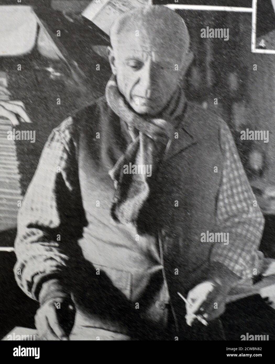 Photographie en noir et blanc du monde des arts et des lettres; artiste espagnol Pablo Picasso (1881-1973) décorant des plaques de céramique. Banque D'Images