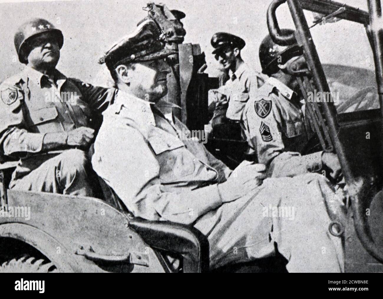 Photographie en noir et blanc de la guerre de Corée (1950-1953); le général américain Douglas MacArthur (1880-1964) dans sa jeep. Banque D'Images