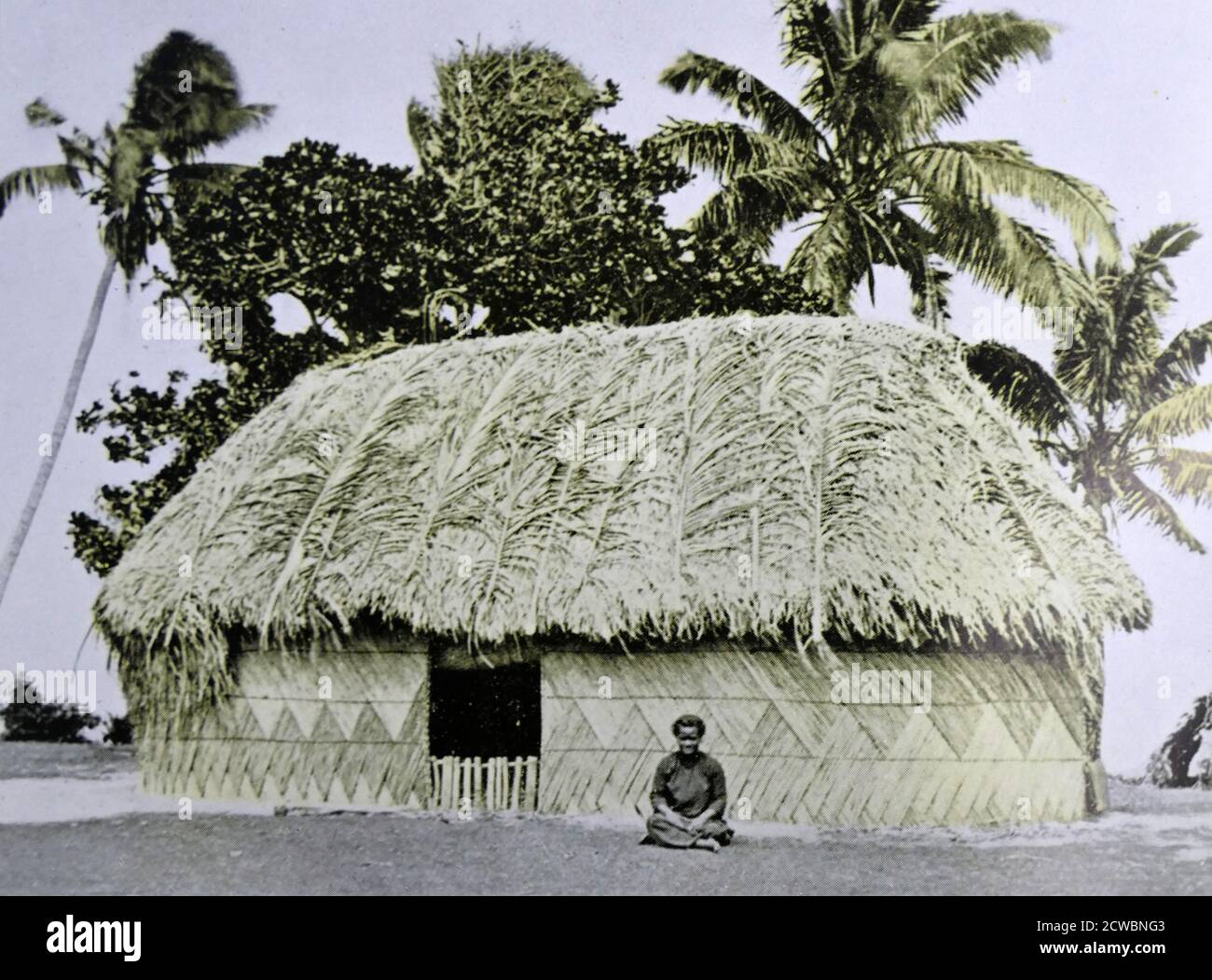 Maison de village traditionnelle faite de feuilles de noix de coco et de  bois; Tonga 1953 Photo Stock - Alamy