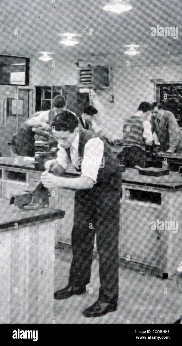 Photographie d'un écolier apprenant le travail du métal dans un atelier scolaire. 1950 Banque D'Images