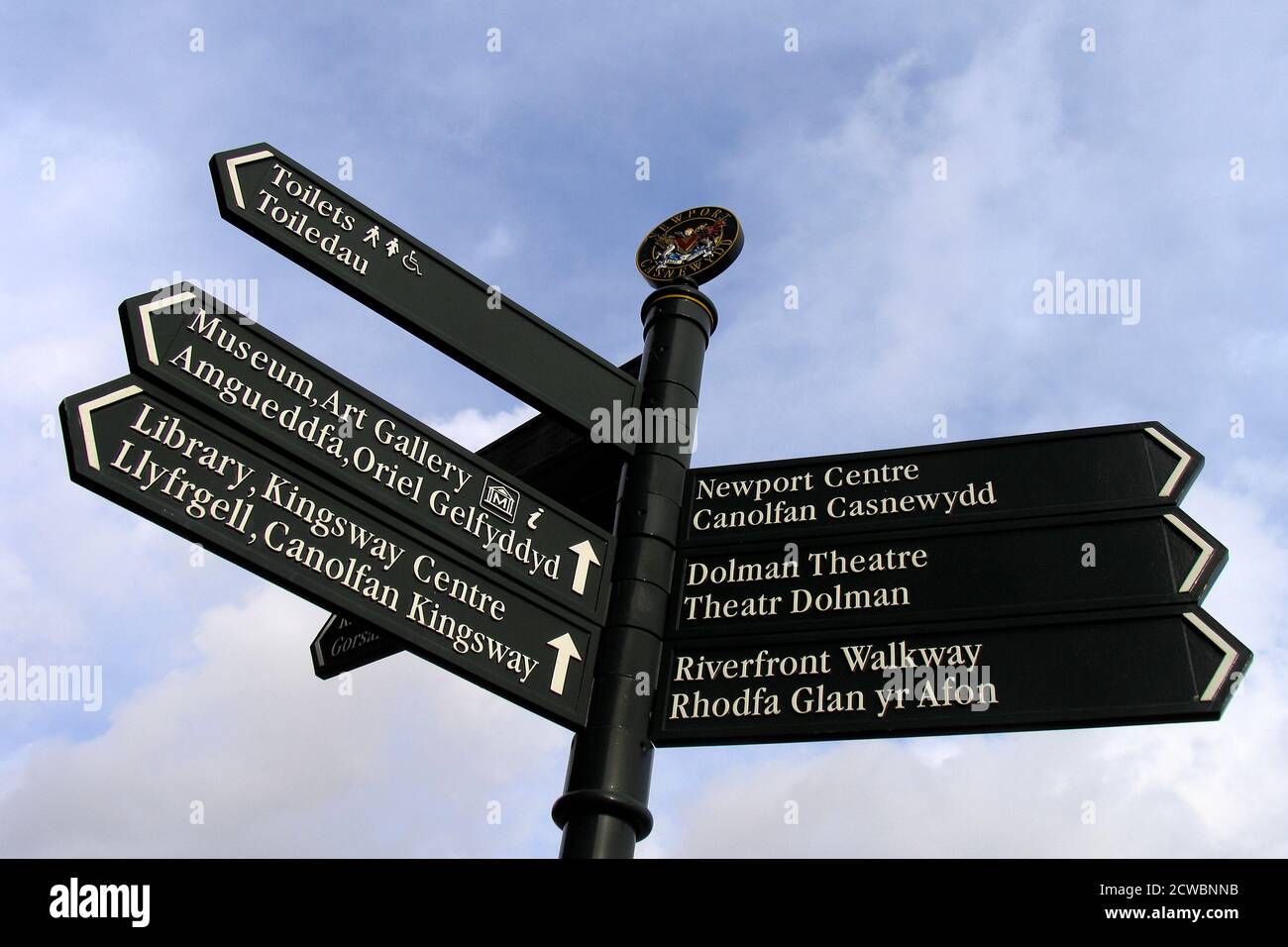 Un panneau indiquant diverses attractions à Newport, au sud du pays de Galles Banque D'Images