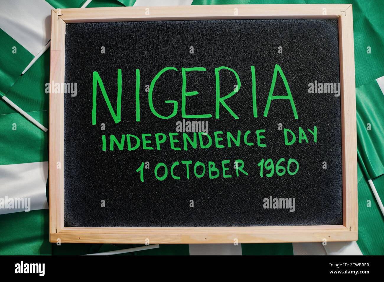 Bonne journée d'indépendance du Nigeria. 1er octobre 1960. Texte à bord avec drapeaux nigérians. Banque D'Images