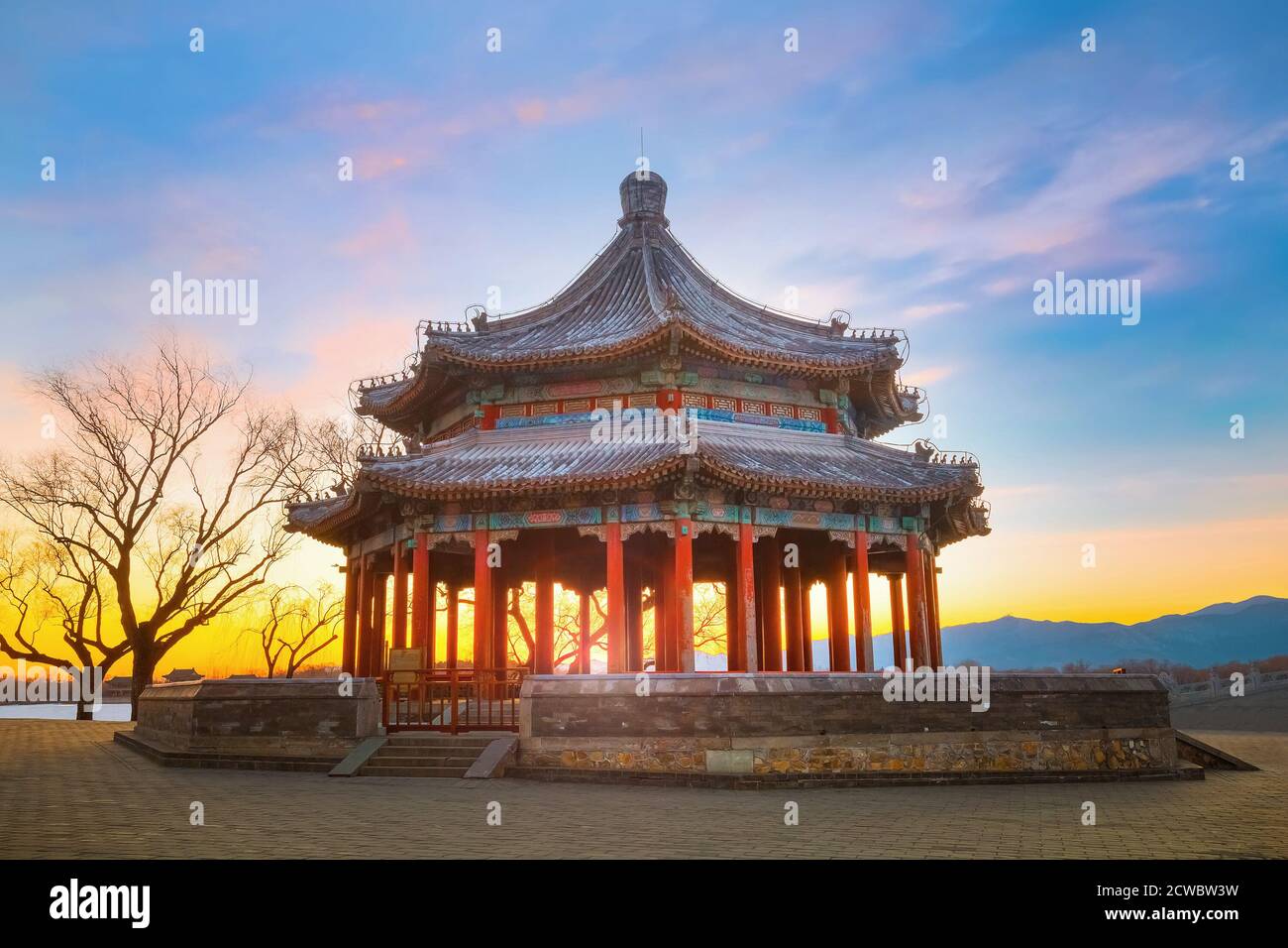 Beijing, Chine - Jan 13 2020: Pavillon Kuoru au Palais d'été, situé au milieu du barrage est à l'est du pont de l'arche 17 qui relie à Banque D'Images
