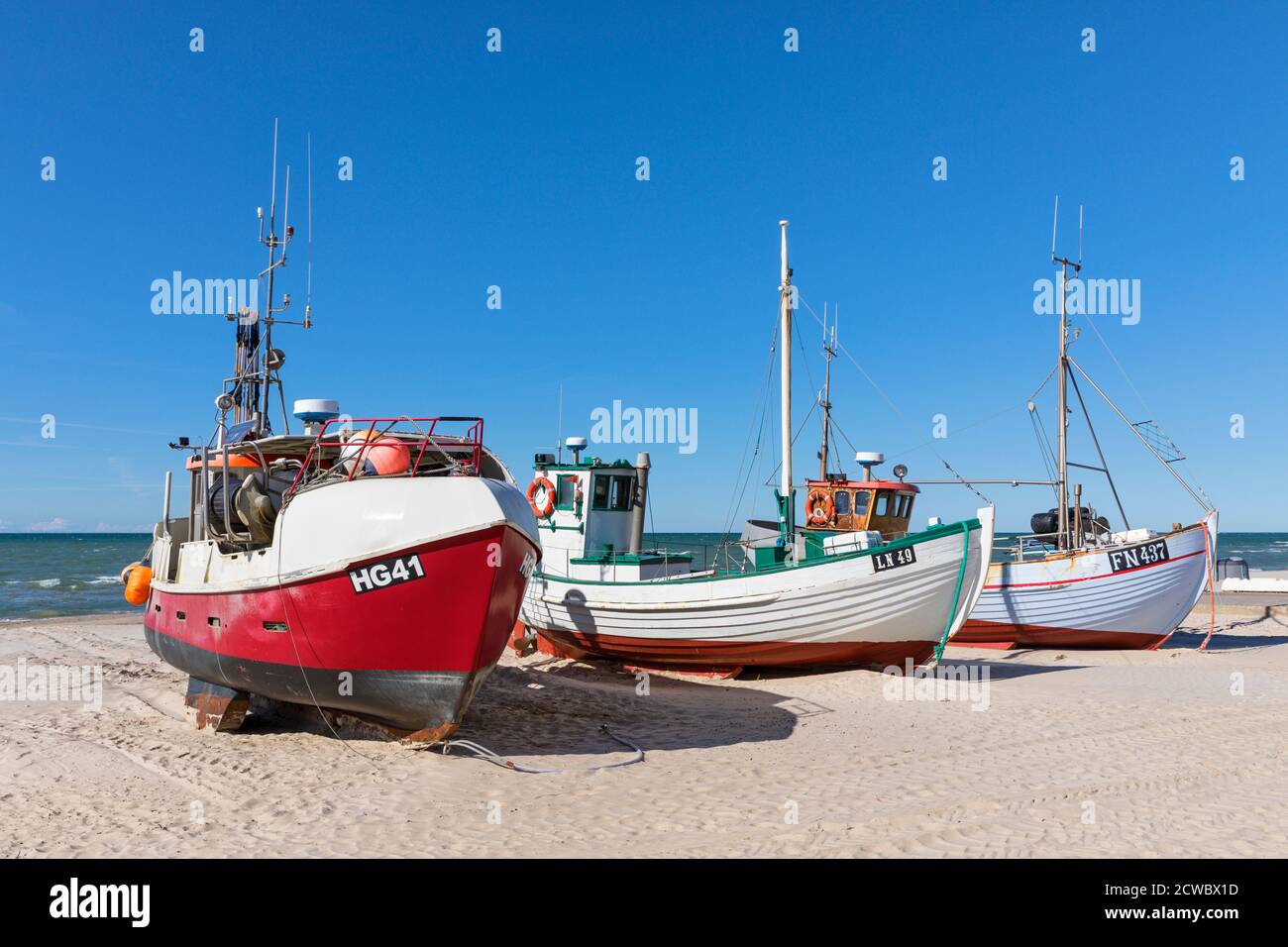 Trois bateaux de pêche sur la plage de Løkken, dans le nord du Jutland, au Danemark Banque D'Images