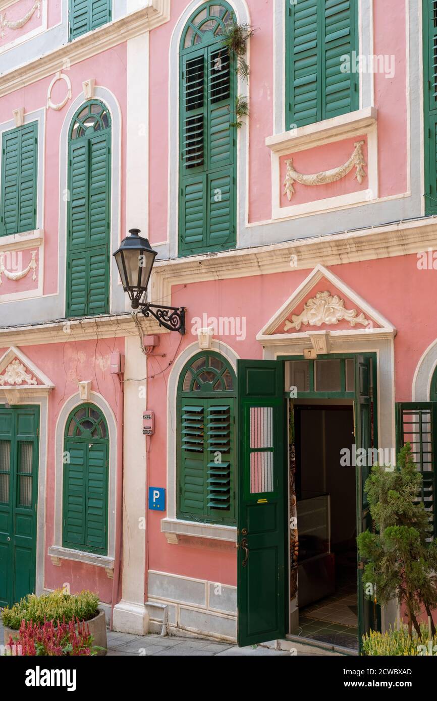 Façades de bâtiments construits par les Portugais lorsqu'ils étaient les propriétaires coloniaux de Macao. Banque D'Images