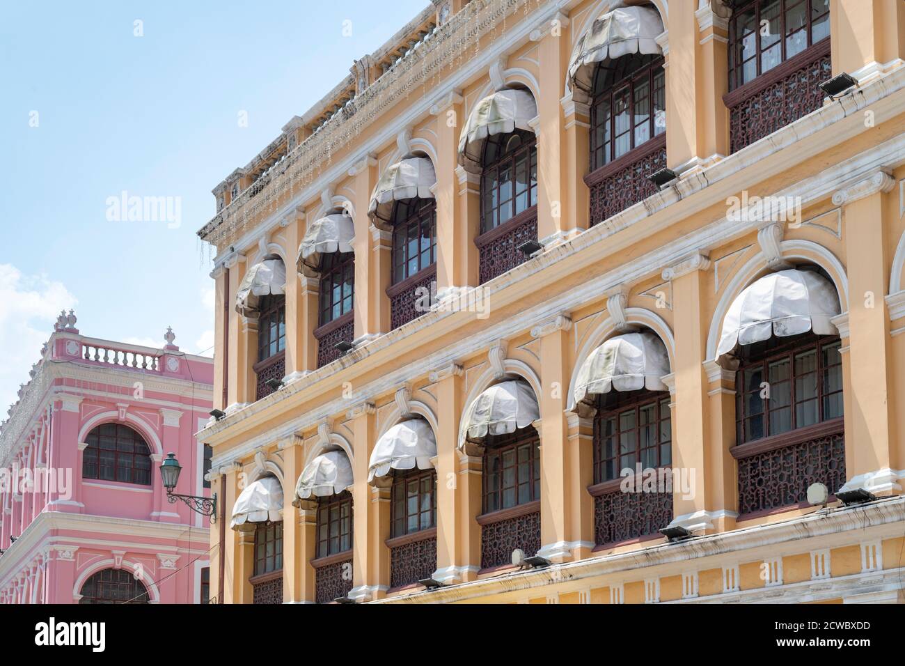 Façades de bâtiments construits par les Portugais lorsqu'ils étaient les propriétaires coloniaux de Macao. Banque D'Images