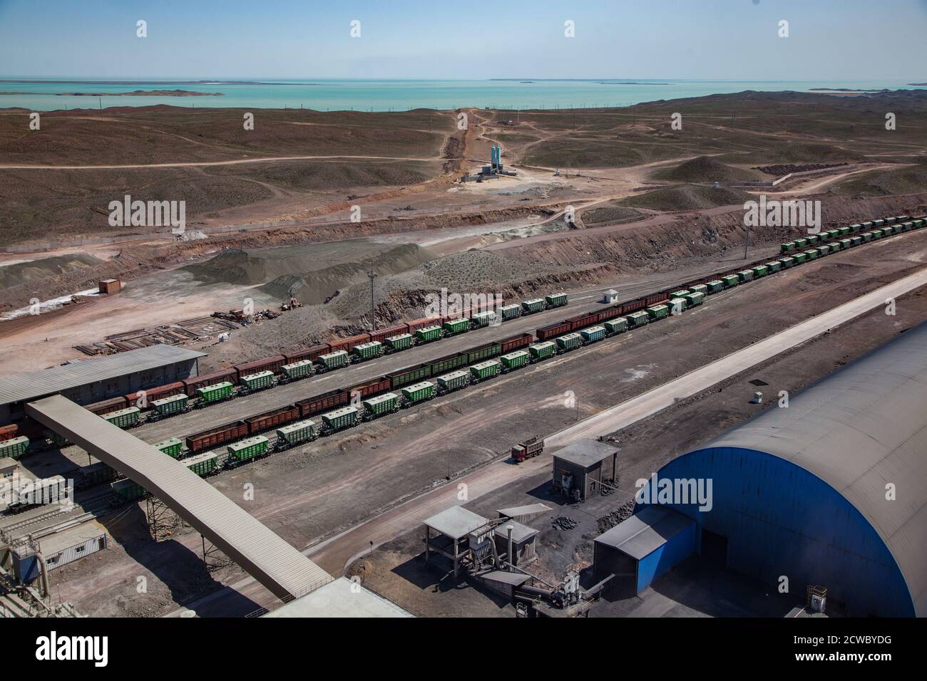 Mynaral/Kazakhstan - avril 23 2012 : cimenterie moderne dans le désert sur la côte du lac Balkhash. Gare ferroviaire de wagons-trémies. Rails sur rails. Banque D'Images