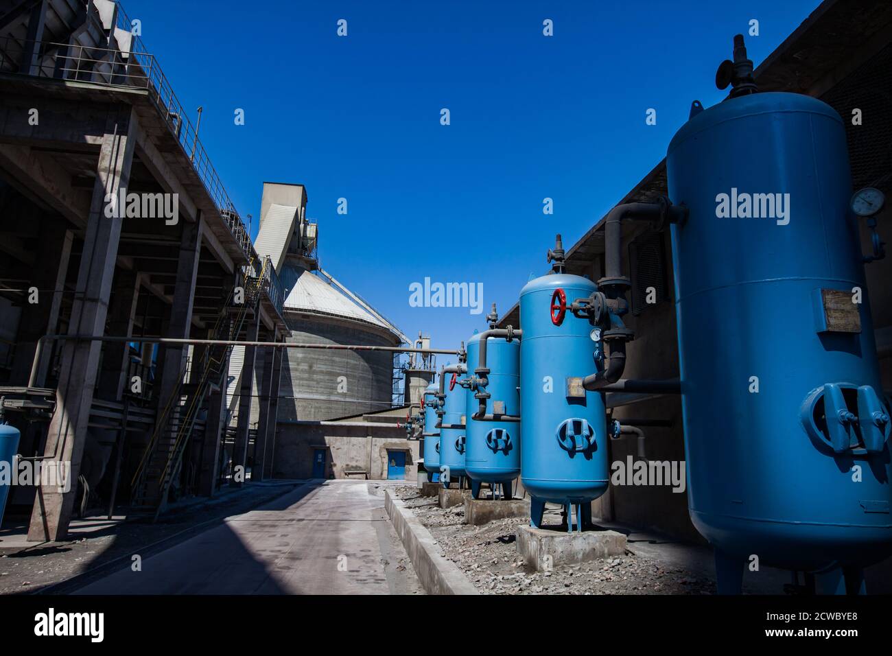 Mynaral/Kazakhstan - avril 23 2012 : usine de ciment Jambyl. Station de purification d'eau. Réservoirs de filtre à eau bleus, armature de vanne rouge et tuyaux. Conc. Ronde Banque D'Images