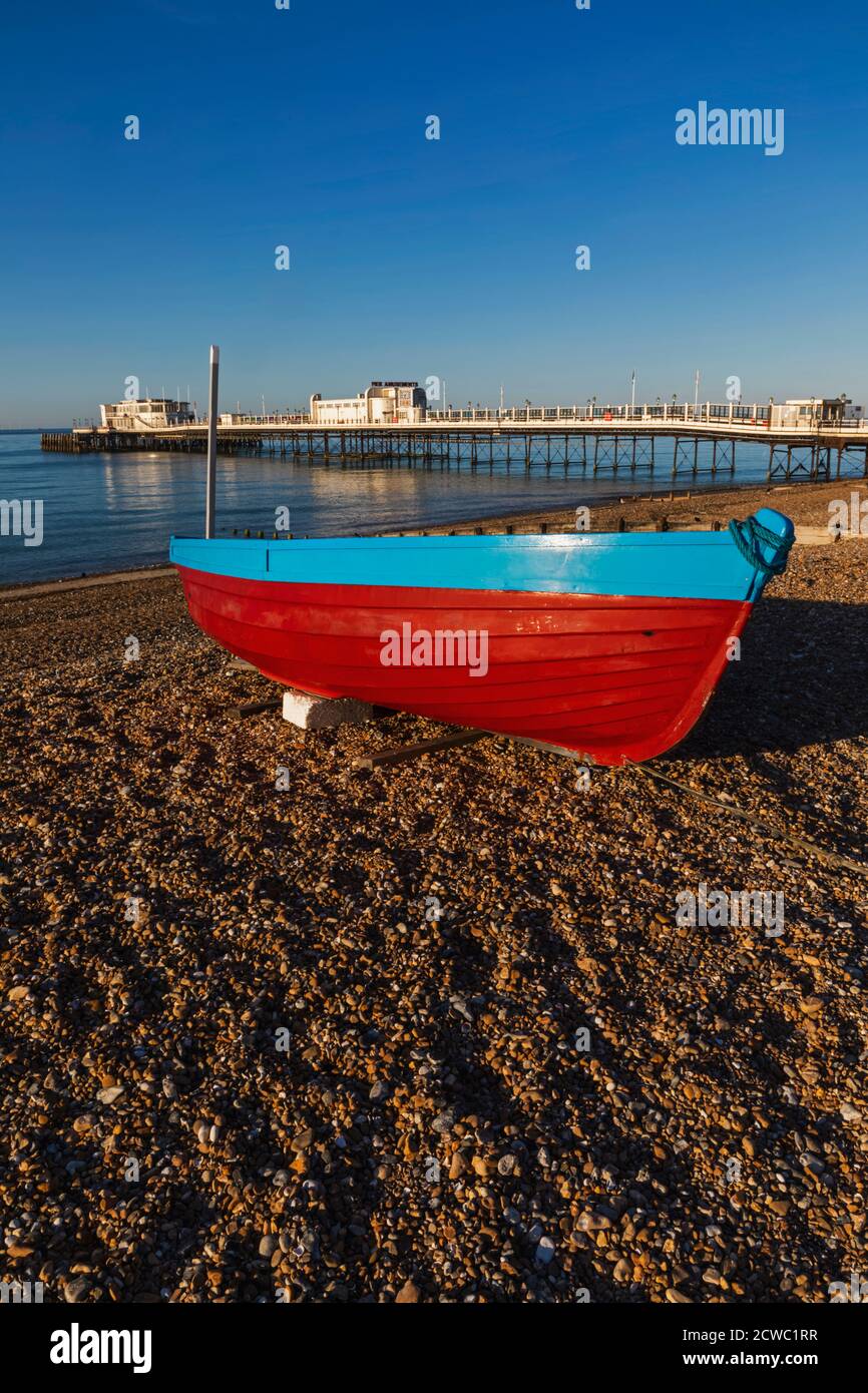 Angleterre, West Sussex, Worthing, Worthing Beach et bateau de pêche avec jetée Banque D'Images