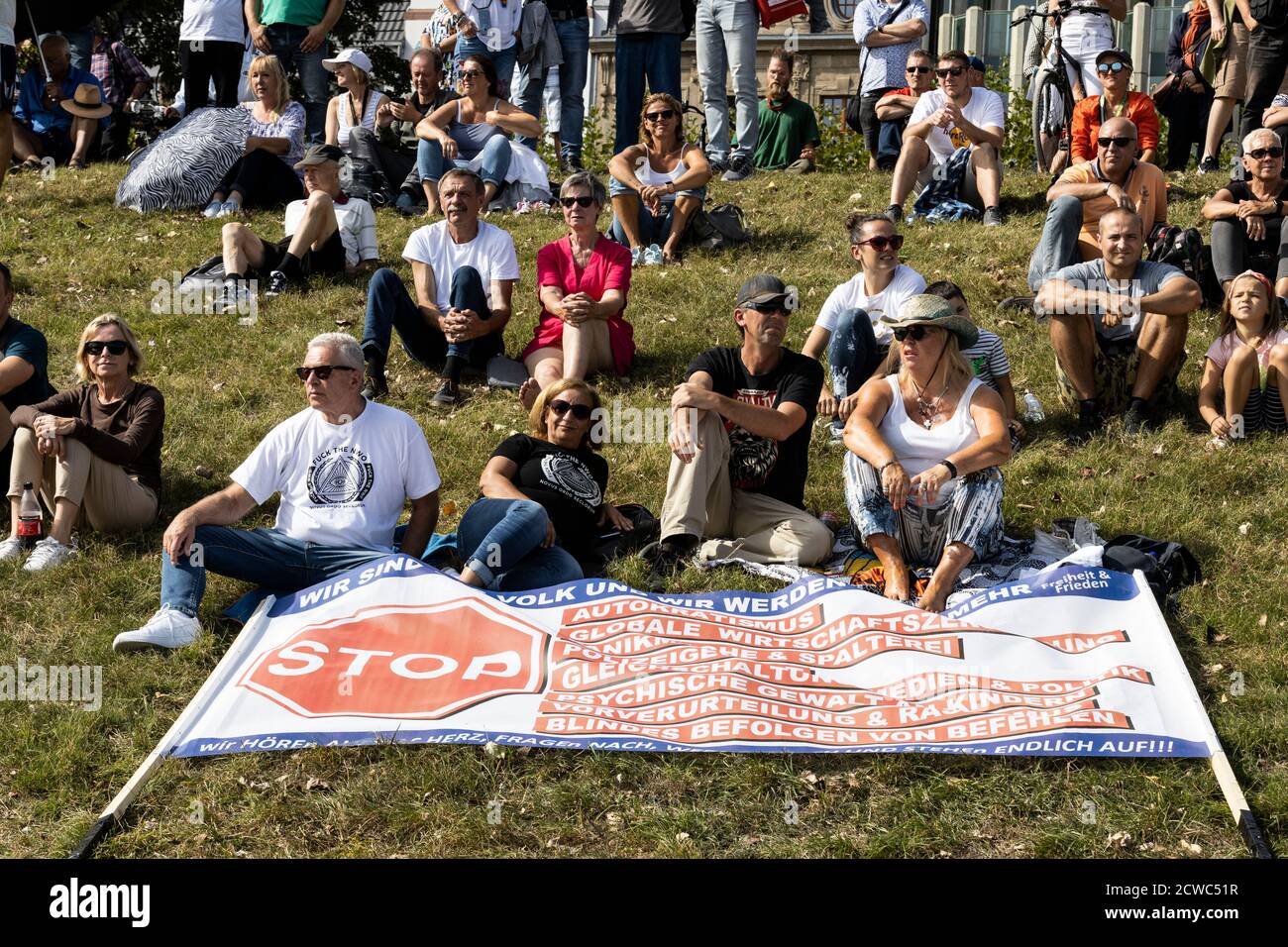 Les rebelles allemands de Corona protestent contre les restrictions du coronavirus telles que le port de masques et les ordres d'assemblée imposés par le gouvernement allemand, Düsseldorf, Allemagne. Banque D'Images