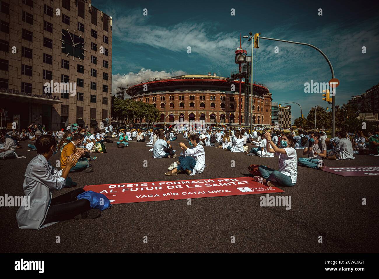 Barcelone, Espagne. 29 septembre 2020. Les jeunes médecins résidents protestent contre les conditions précaires de leur formation postdoctorale spécialisée dans le système de santé en raison de la faiblesse des salaires, du nombre élevé d'heures de travail et du manque de surveillance. Credit: Matthias Oesterle/Alamy Live News Banque D'Images