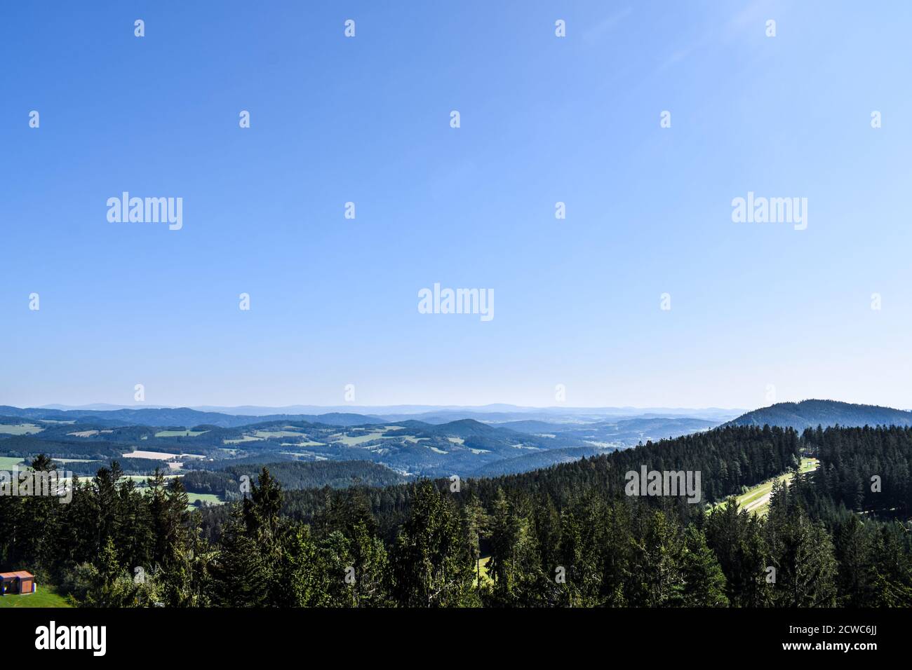 Vue sur les montagnes et le lac Lipno en République tchèque Banque D'Images