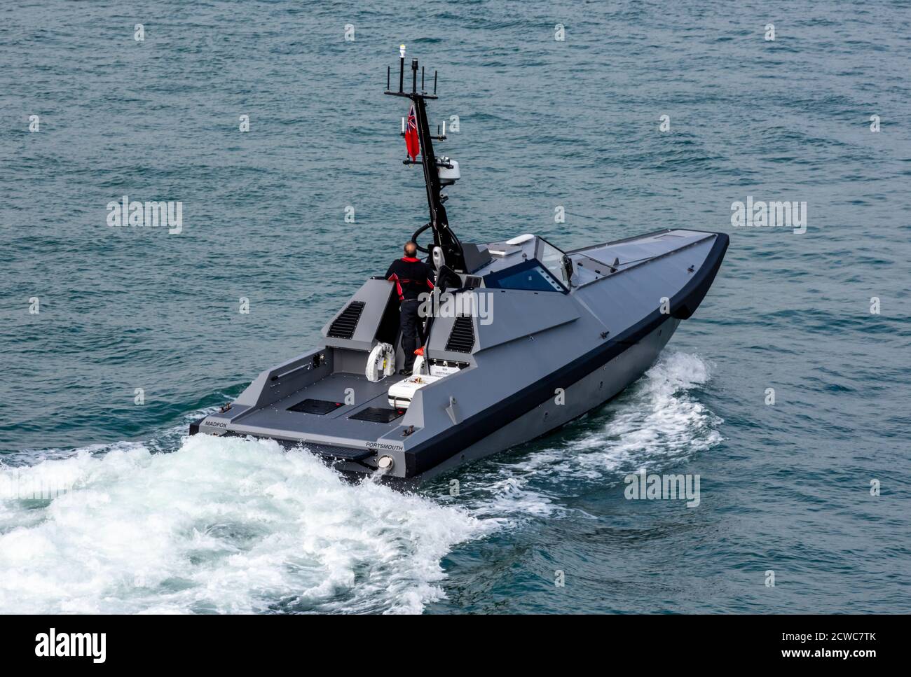 un hors-la-pointe de la vitesse bateau ou bateau de moteur entrant dans le port à portsmouth avec un seul crèwman pilotant.speedboat Banque D'Images
