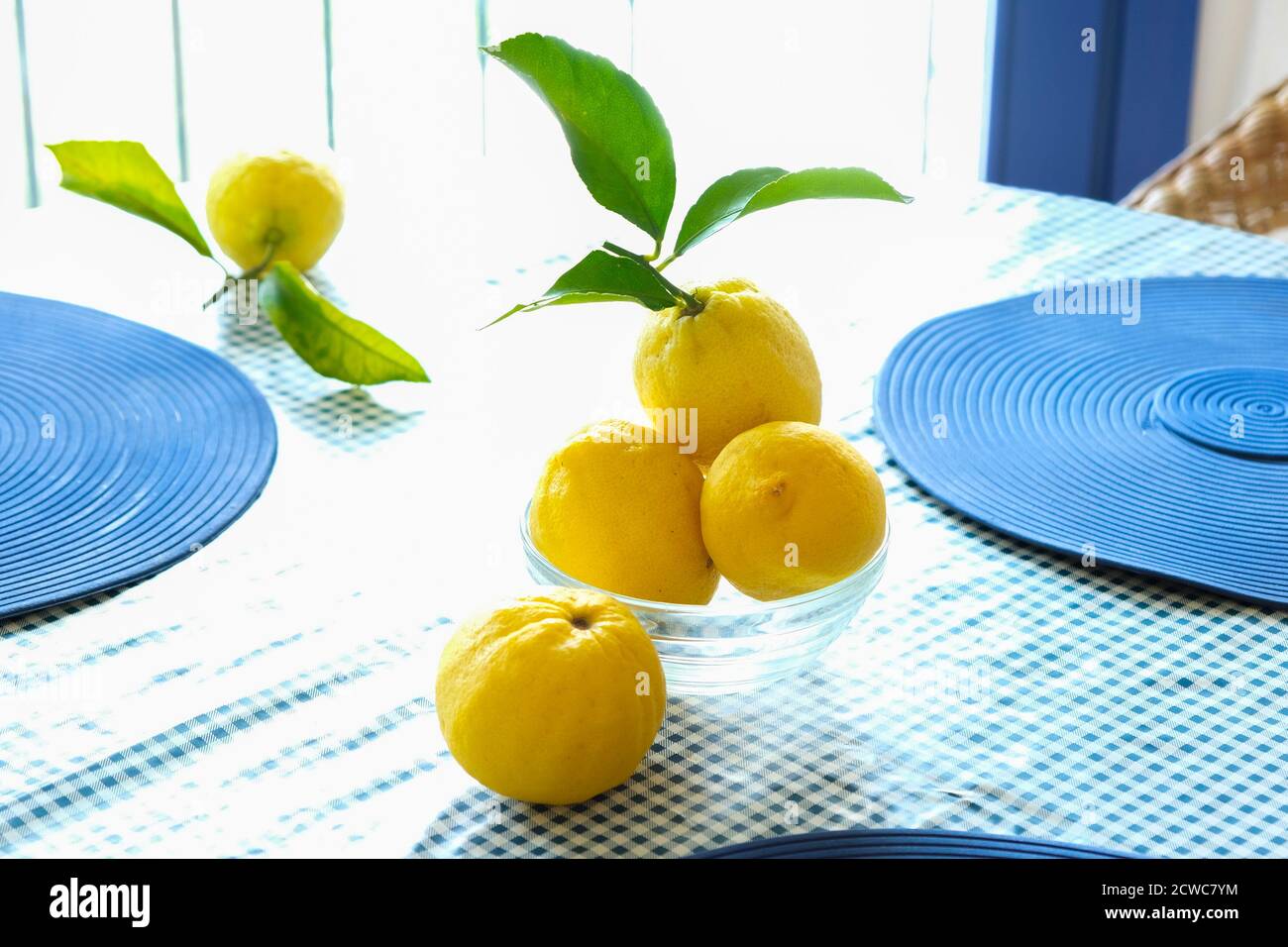 Citrons frais entiers avec feuilles sur la table Banque D'Images