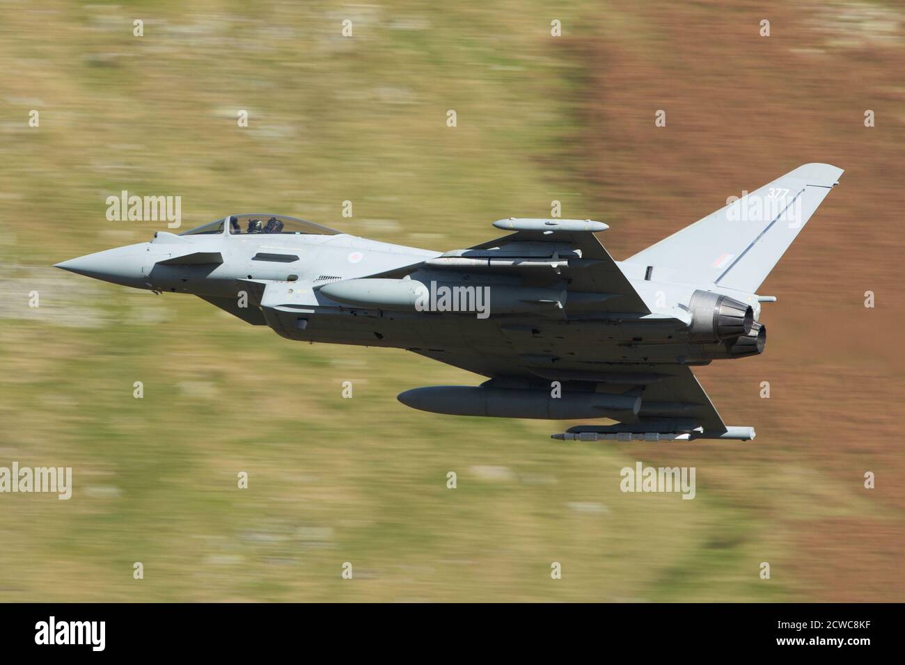 Un Eurofighter Typhoon de la Royal Air Force effectue une passe de bas niveau de Dunmail Raise dans le Lake District de Cumbria le mardi 29 septembre 2020 (Credit: Robert Smith | MI News) Credit: MI News & Sport /Alay Live News Banque D'Images