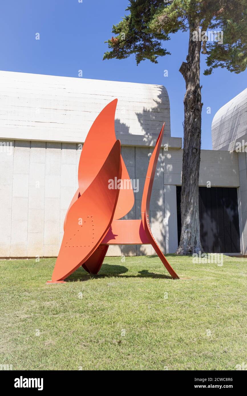 BARCELONE, ESPAGNE-4 SEPTEMBRE 2020 : sculpture de 4 ailes d'Alexander Calder (ouverte en 1972). Banque D'Images