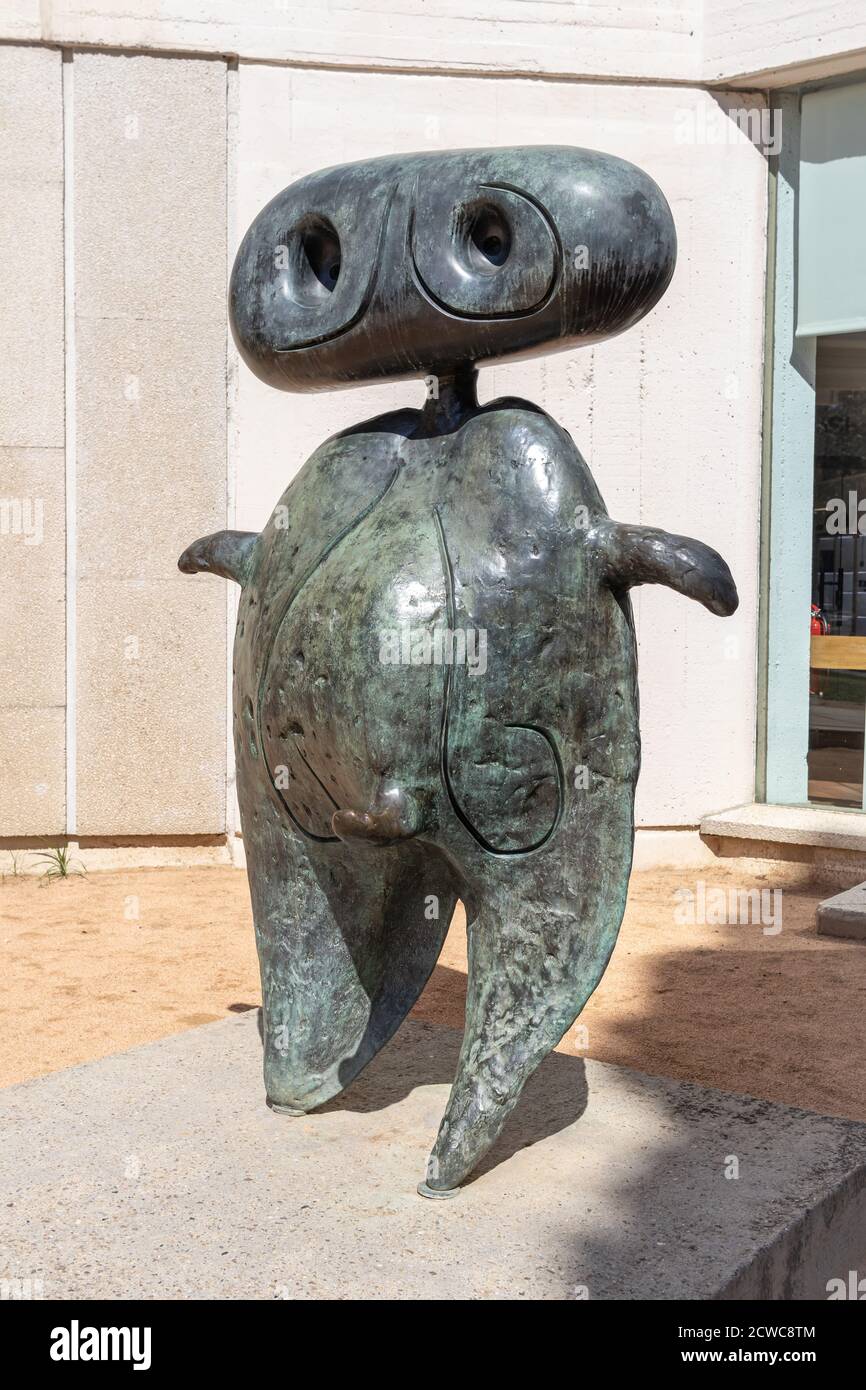 BARCELONE, ESPAGNE-4 SEPTEMBRE 2020 : sculpture de personnalité de Joan Miro (ouverte en 1970). Banque D'Images